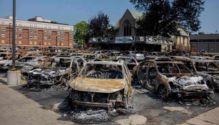 سيارات تدمرت خلال احتجاجات كينوشا - الجارديان