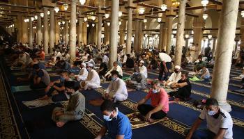مصلون في  الجامع الأزهر 
