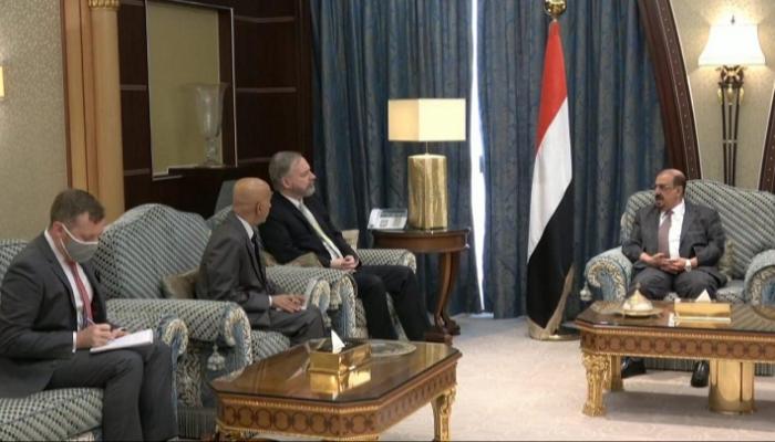 من لقاء رئيس البرلمان اليمني مع السفير الأمريكي