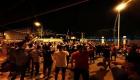 احتجاجات طرابلس تتجه لعصيان مدني.. وإصابة متظاهرتين بالرصاص