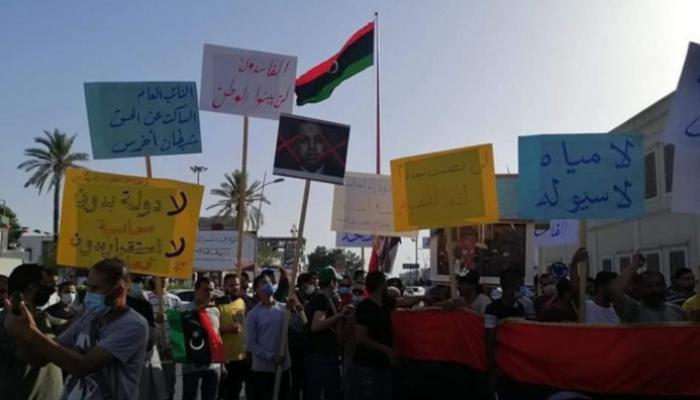 جانب من المظاهرات في العاصمة الليبية طرابلس ضد السراج