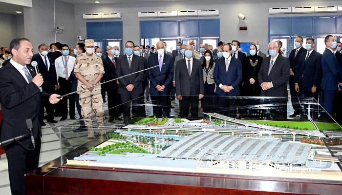 الرئيس المصري خلال تفقده عددا من المشروعات