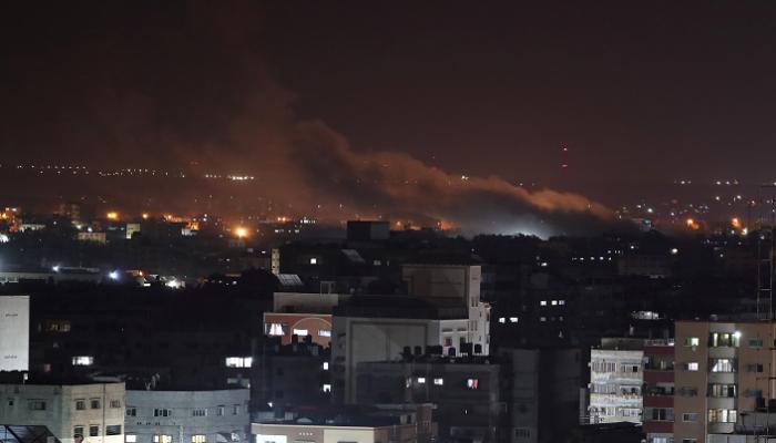 دخان يتصاعد جراء القصف الإسرائيلي لمواقع بغزة - رويترز