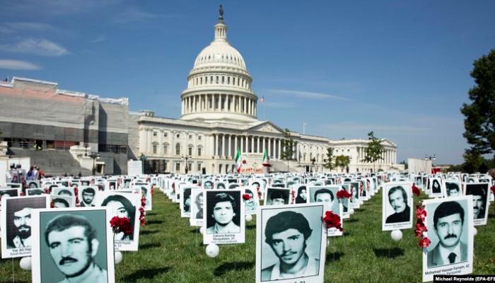 صور لضحايا مجزرة 1988 وضعها نشطاء أمام الكونجرس 