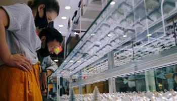 متجر للذهب في جاكرتا - رويترز