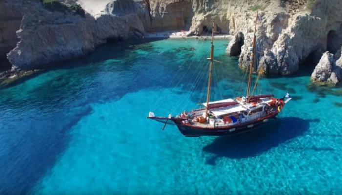 قارب في جزيرة يونانية - أرشيفية