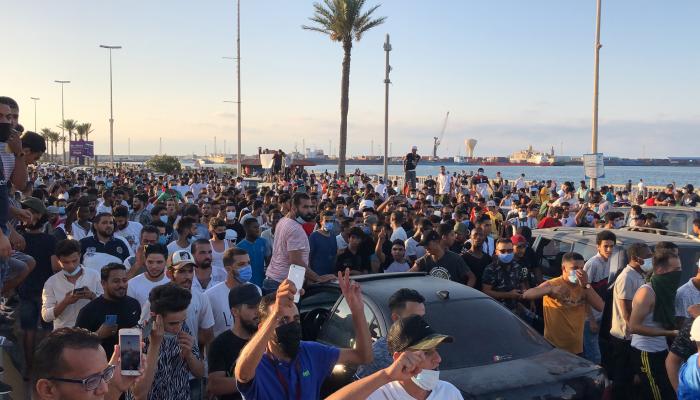 متظاهرون في شارع على الكورنيش بطرابلس