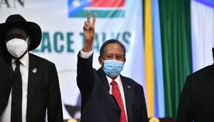 رئيس الوزراء السوداني يرفع علامة النصر عقب التوقيع على الاتفاق