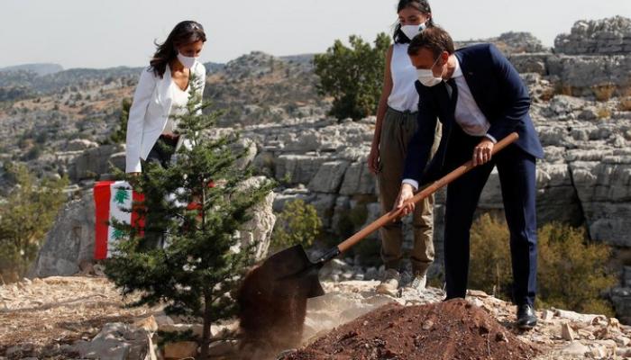  Emmanuel Macron plante un cèdre