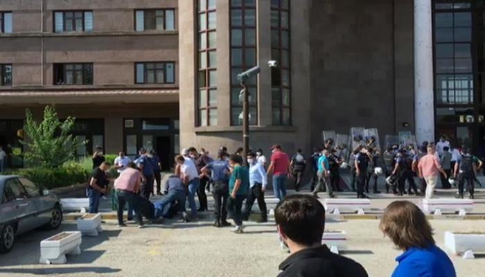 اعتداءات من الشرطة التركية على مسيرة حزب الشعوب الديمقراطي