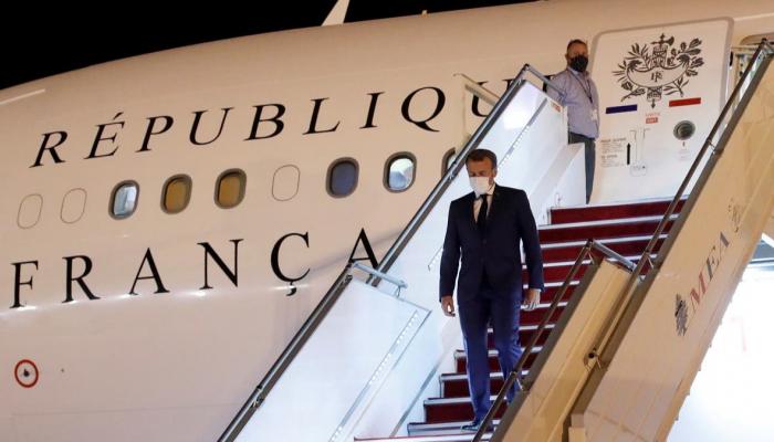 الرئيس الفرنسي لحظة وصوله إلى مطار بيروت