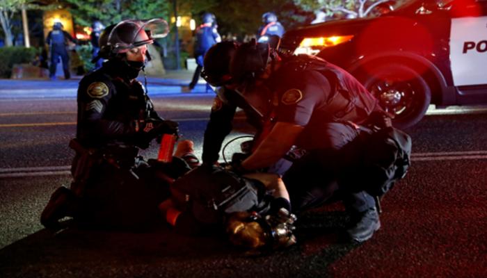 الشرطة تعتقل أحد المتظاهرين في بورتلاند الأمريكية