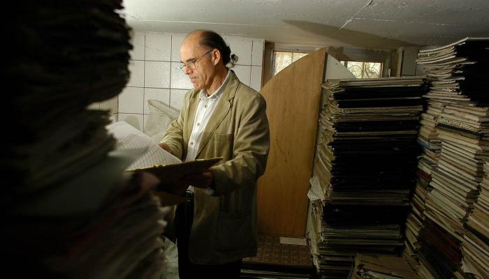 الأكاديمي كنعان مكية يفحص السجلات ببغداد- نوفمبر 2003