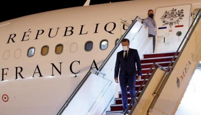 الرئيس الفرنسي لحظة وصوله إلى مطار بيروت