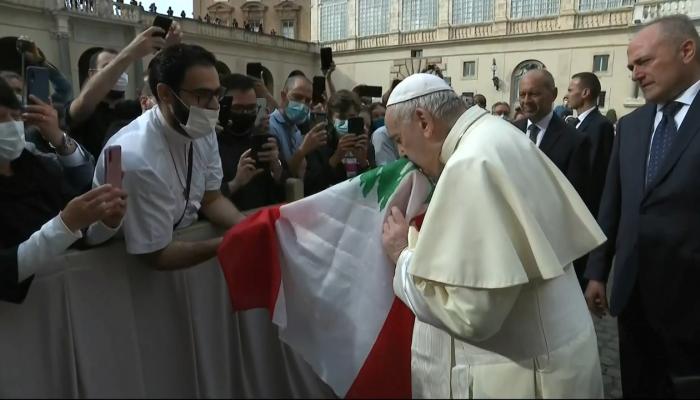 بابا الفاتيكان يقبل علم لبنان