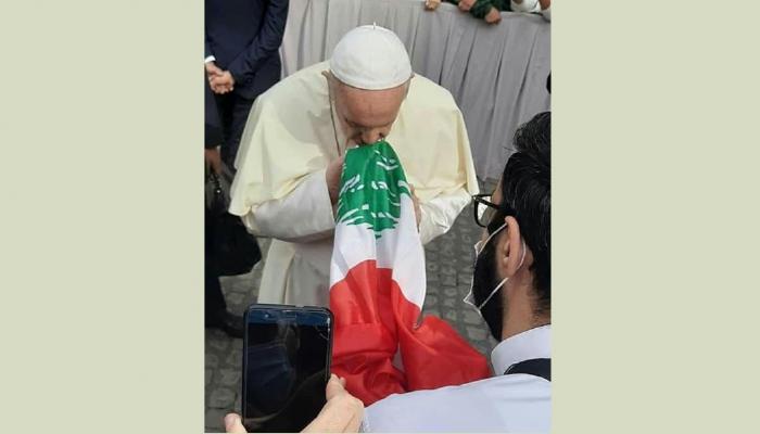 البابا فرنسيس يقبل علم لبنان