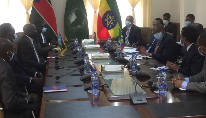 وفد جنوب السودان مع وزير الخارجية الإثيوبي