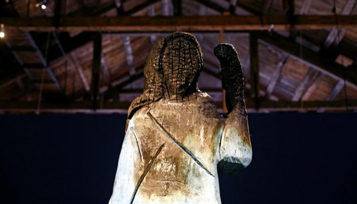تمثال ميلانيا ترامب المحروق
