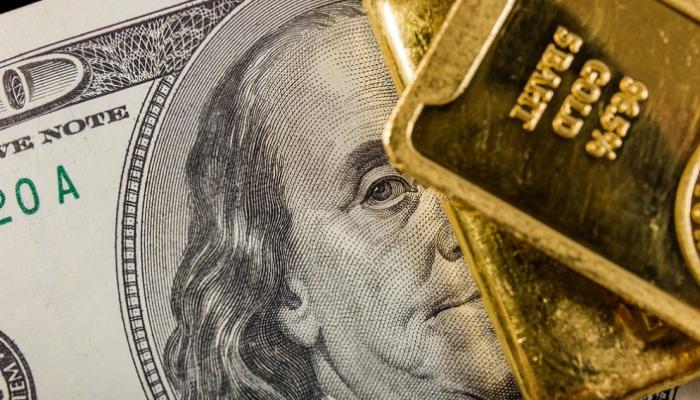 انتعاش الدولار يهوي بالذهب