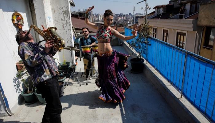 راقصة تركية ترقص في الشرفات وتبث عروضها عبر يوتيوب