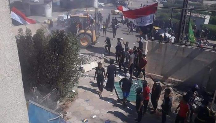متظاهرون عراقيون يدمرون مقرا لحزب موالٍ لإيران - أرشيفية
