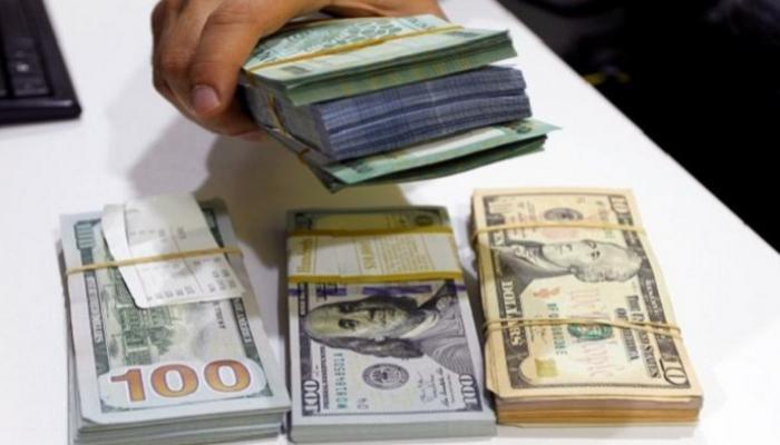 عملات ورقية من الدولار الأمريكي والليرة اللبنانية - رويترز