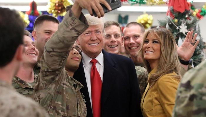 جنود أمريكيون يلتقطون سيلفي مع ترامب- أرشيفية
