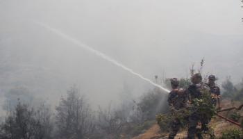 فرق الإطفاء تحاول السيطرة على الحريق