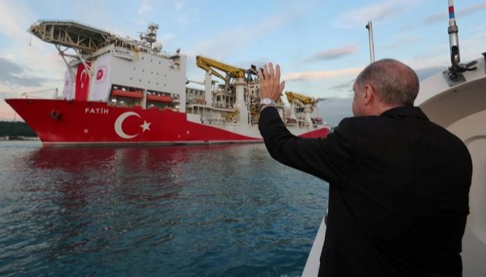 أردوغان يلوح لسفينة استكشاف تركية قبل مهمة شرق المتوسط