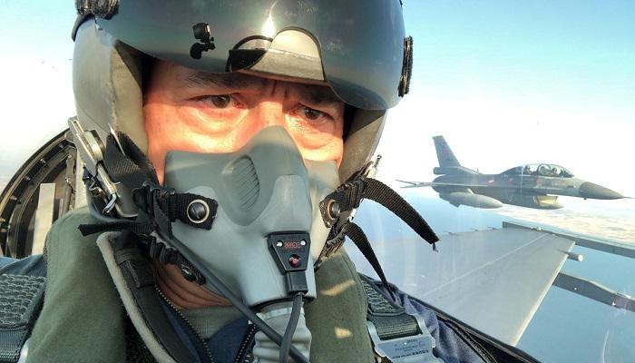وزير الدفاع التركي أكار في طائرة مقاتلة من طراز F-16