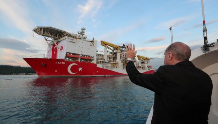 أردوغان بينما تغادر سفينة الحفر التركية 