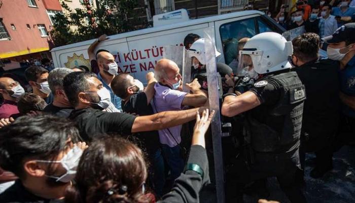 اشتباكات بين الشرطة والمتظاهرين في أنقرة أثناء جنازة المحامية إبرو تيمتك