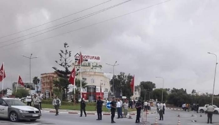 عناصر من الشرطة التونسية في موقع الحادث