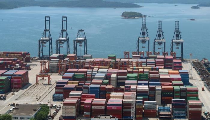 رافعات وحاويات بميناء Yantian في الصين-رويترز