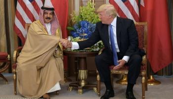 الرئيس الأمريكي وعاهل البحرين خلال لقاء سابق