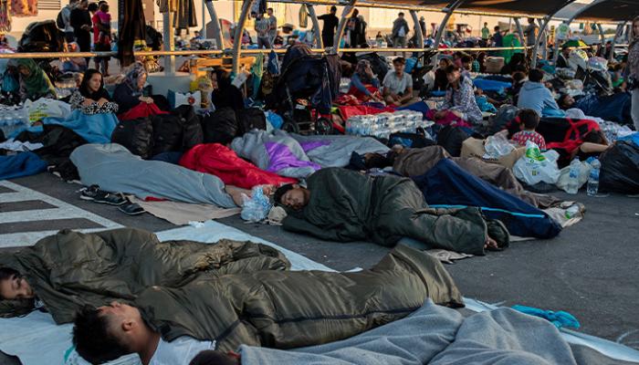 آلاف المهاجرين في العراء بجزيرة ليسبوس اليونانية