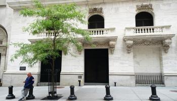  متداول يقف خارج بورصة نيويورك في الحي المالي - رويترز