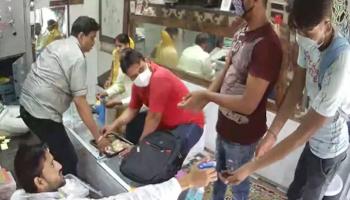 اللصوص يعقمون أيديهم داخل متجر المجوهرات