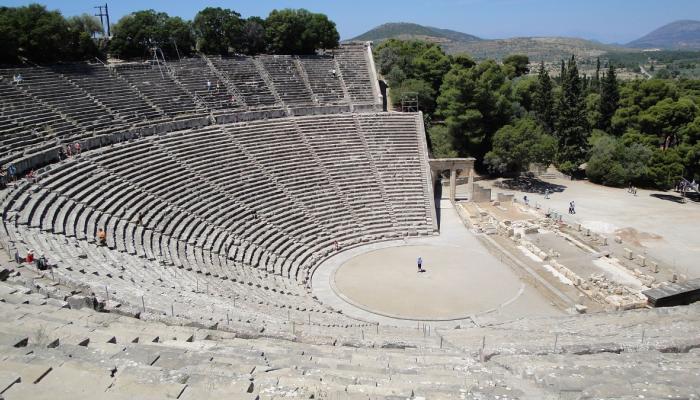 المسرح اليوناني الأقدم في العالم فن عمره 700 عام قبل الميلاد