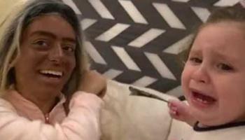 زينب مع ابنتها 