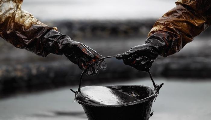 مكاسب النفط فوق 4% بفضل "سالي" وبيانات أمريكية