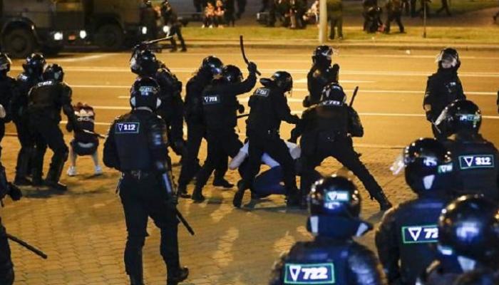 عناصر من الشرطة في بيلاروسيا تعتدي على أحد المحتجين - أرشيفية