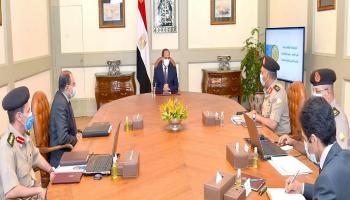 الرئيس السيسي خلال الاجتماع مع عدد من المسؤولين المصريين