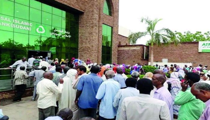 سودانيون في انتظار دورهم على ماكينة الصراف الآلي