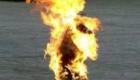 على طريقة البوعزيزي.. تونسي يشعل النار بجسده في شارع الثورة