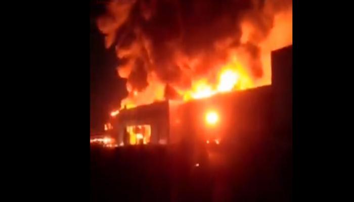 جانب من حريق المصنع قرب طهران