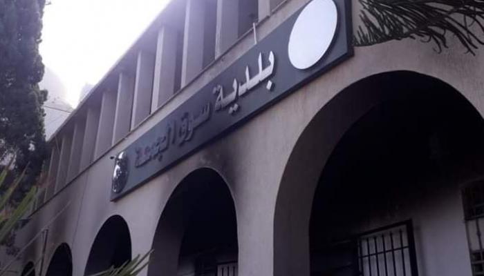 متظاهرون يضرمون النار في مبنى بلدية سوق الجمعة شرقي طرابلس