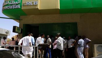 زحام أمام ماكينة صراف آلي في السودان
