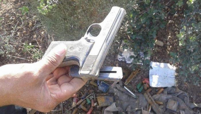 أسلحة وذخيرة ضبطها الجيش الجزائري خلال عملياته العسكرية ضد فلول الإرهاب