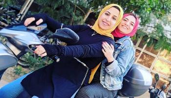 الشابة المصرية ولاء زهير مع إحدى المتدربات